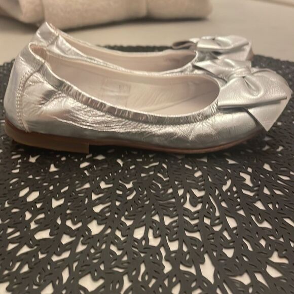 GALLUCCI Silver Metallic Ballets Flats Bow 11 - Picture 2 of 6